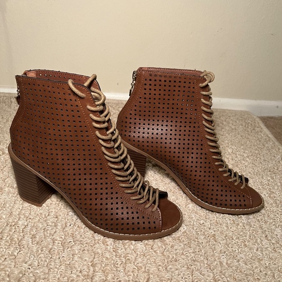 GUESS Tan Lace-Up Peep-Toe Booties – Size 7 - Picture 2 of 4